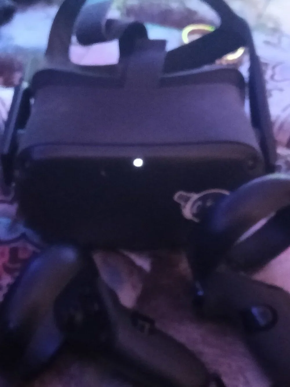 Meta Quest Oculus + remotes - Picture 1 of 8